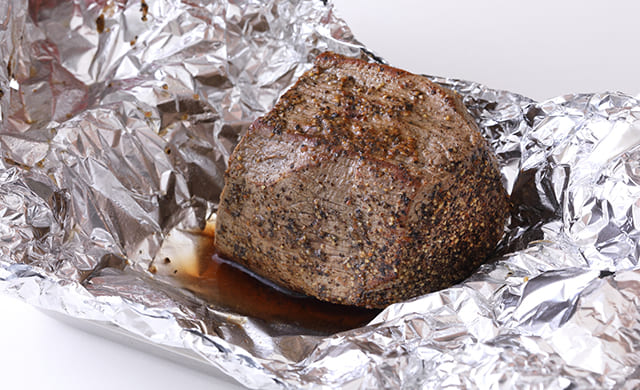 肉の火の通りを確認している写真