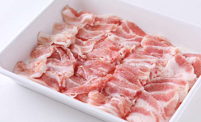 切って塩・こしょうをふった豚肉の写真