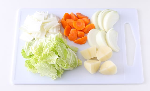 切った白菜、玉ねぎ、にんじん、じゃがいもの写真