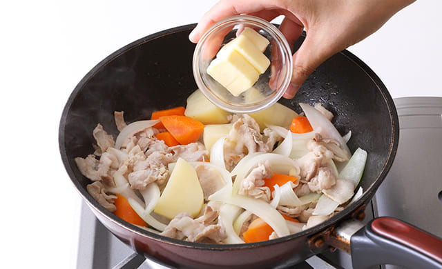 バターを入れている写真