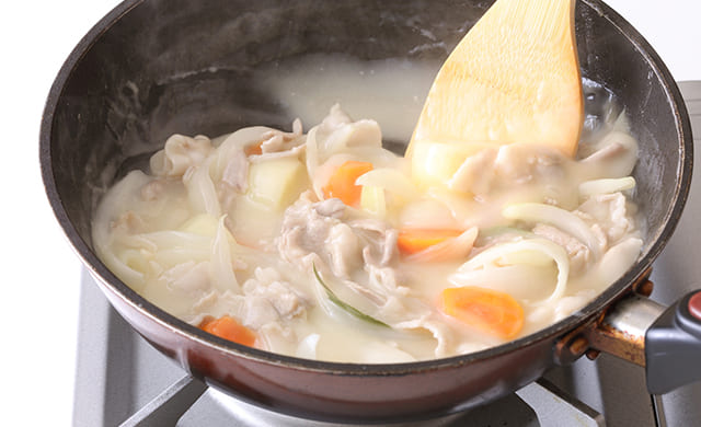 木べらでとろみがつくよう混ぜている写真