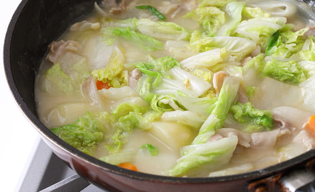 白菜を入れて煮ている写真