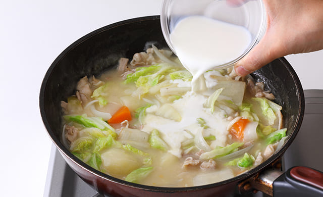 牛乳を加えている写真