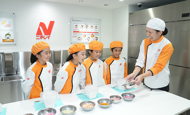 ワークショップに参加している子どもたちの写真