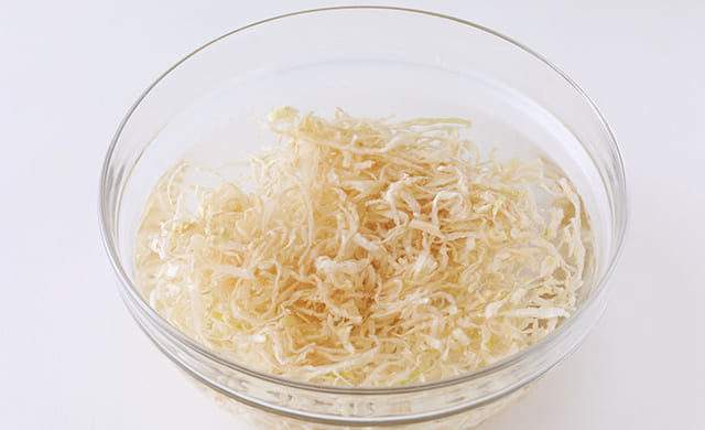 切り干し大根を水で戻している写真