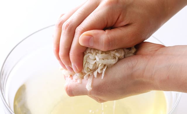 水で戻した切り干し大根の水気を絞っている写真