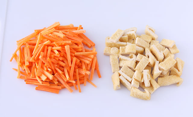 切られたにんじんと油揚げの写真