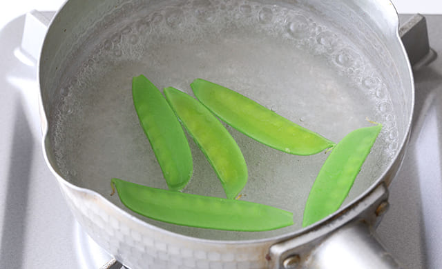 絹さやをゆでている写真