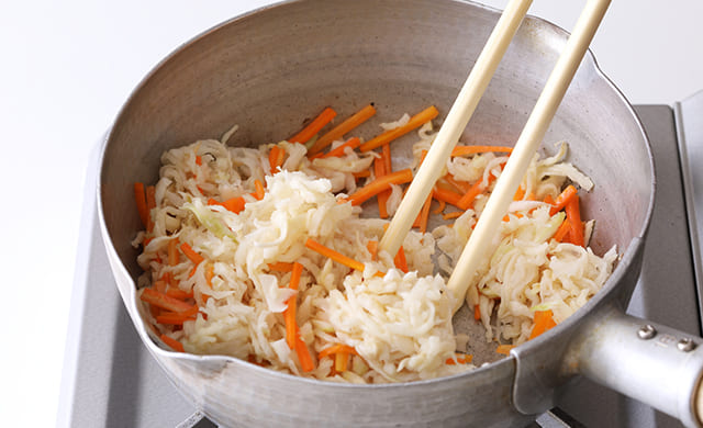 切り干し大根とにんじんを炒めている写真