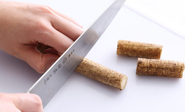 ごぼうを切っている写真