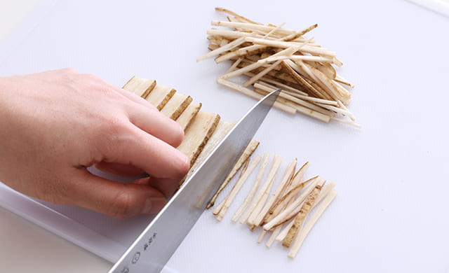 ごぼうを幅3mmの千切りにしている写真