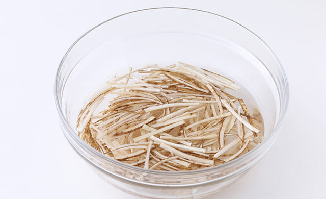 ごぼうを水にさらしている写真