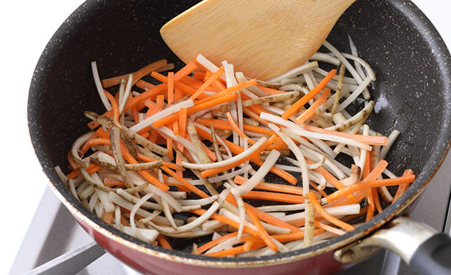 具材を炒めている写真