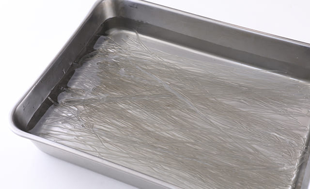 金属製のバットに春雨を入れて水で戻す