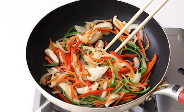 野菜を炒めている写真