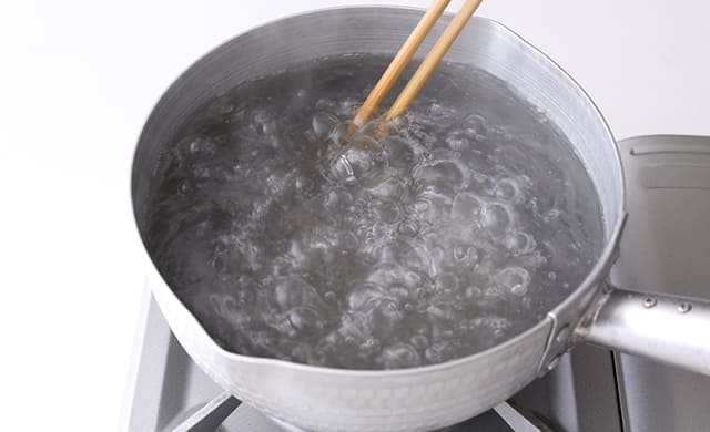 春雨をゆでている写真