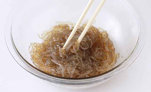 ゆでた春雨を調味している写真
