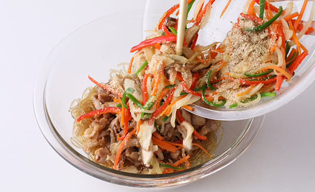 すべての具材をボウルに入れている写真