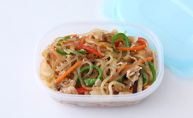 冷凍用保存容器に入れたチャプチェの写真