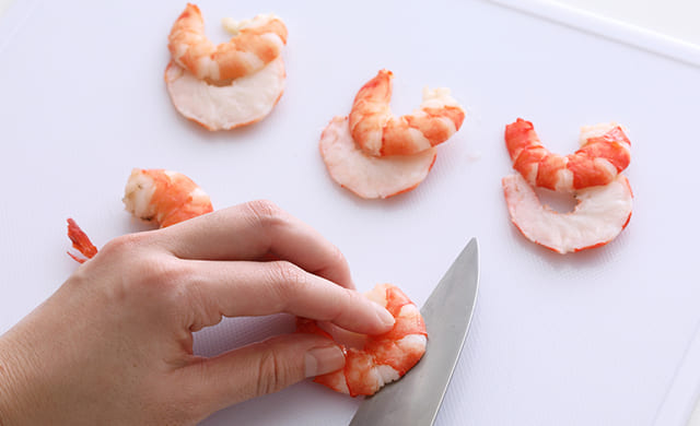 えびを切っている写真