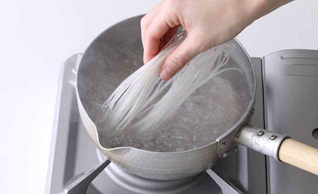 ビーフンをゆでている写真