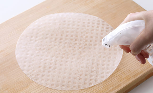 ライスペーパーに霧吹きで水をかけている写真