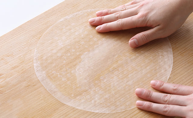 ライスペーパーの全体に水をなじませている写真