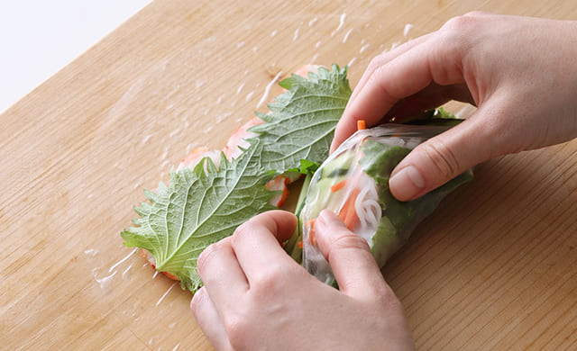 ライスペーパーを巻いている写真