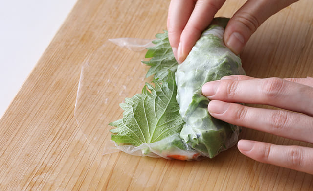 ライスペーパーの両側を中心に向かって折っている写真