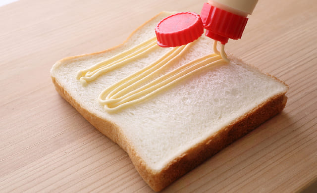 細口でマヨネーズを絞っている写真