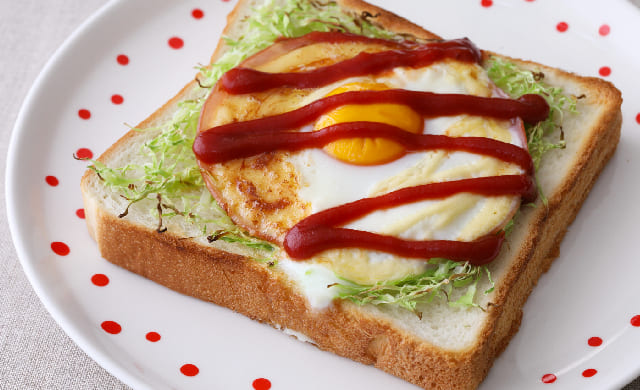目玉焼きトーストの写真