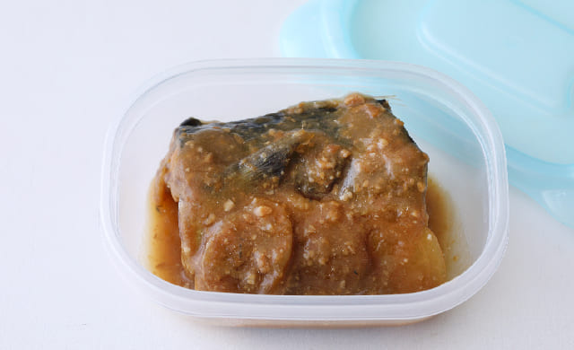 冷凍用保存容器に入れた鯖おかずの写真