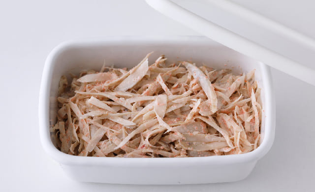 保存容器に入れたごぼうサラダの写真