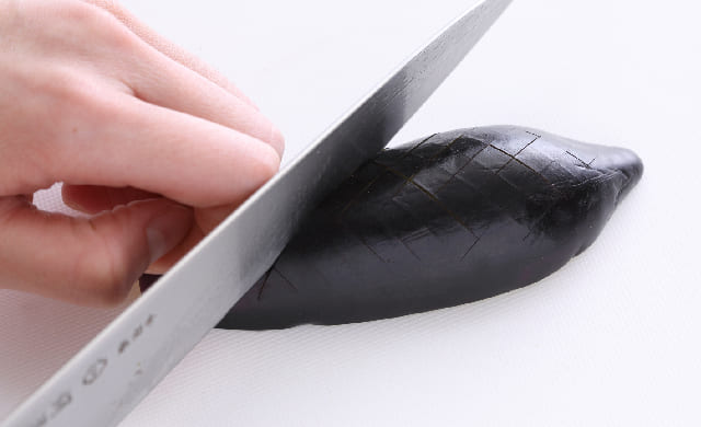 はじめに入れた切り込みに対し、90度の角度で切り込みを入れている写真