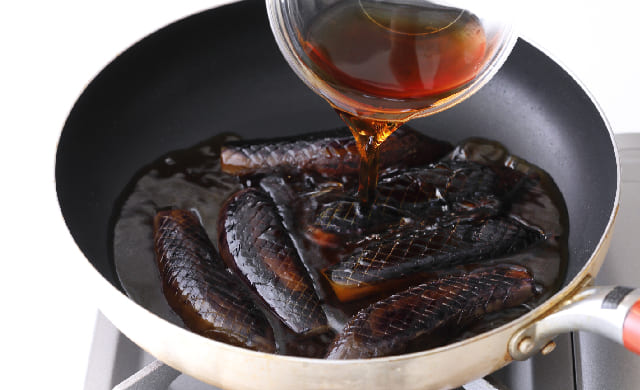 調味料を加えている写真