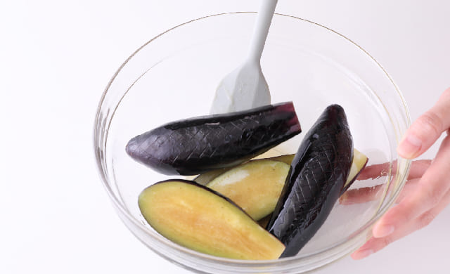 なすに油を絡めている画像