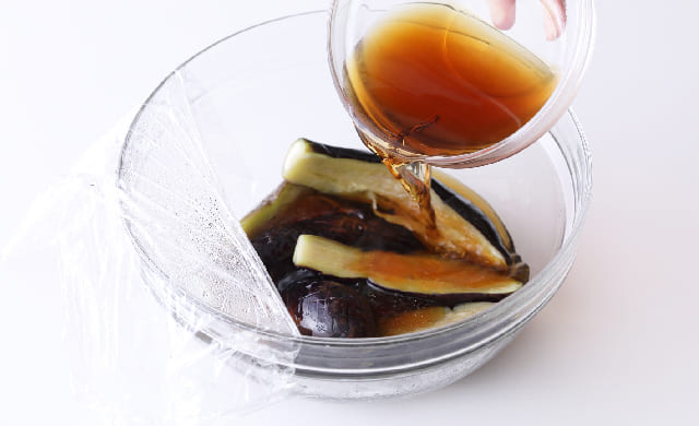 なすを入れた耐熱ボウルに水、めんつゆ、みりんを合わせたものを入れている写真