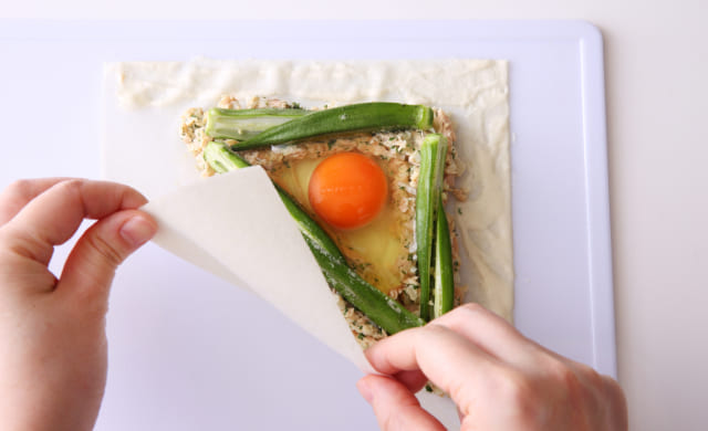 オクラのブリック風を三角形に成形している写真