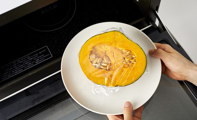 かぼちゃをレンジに入れている写真