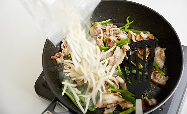 フライパンにもやしを入れる