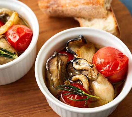 【牡蠣とミニトマトのアヒージョレシピ】ローズマリーの風味がアクセント