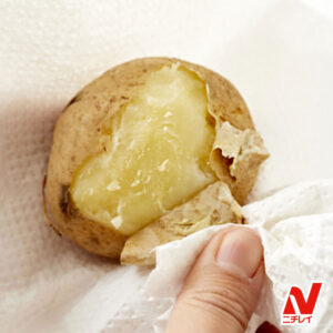 じゃがいもの皮をむいている写真