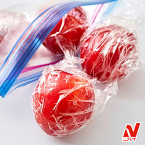 冷凍保存袋とラップで包まれたプラムの写真